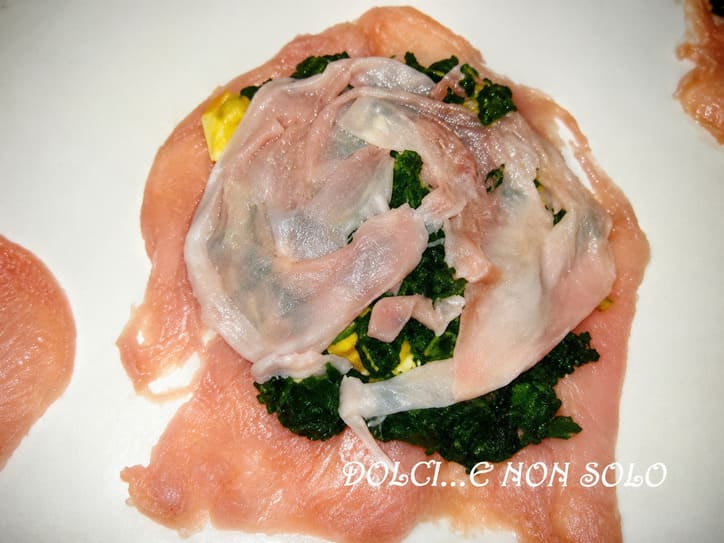 Fesa di tacchino farcita con frittata, spinaci e prosciutto cotto