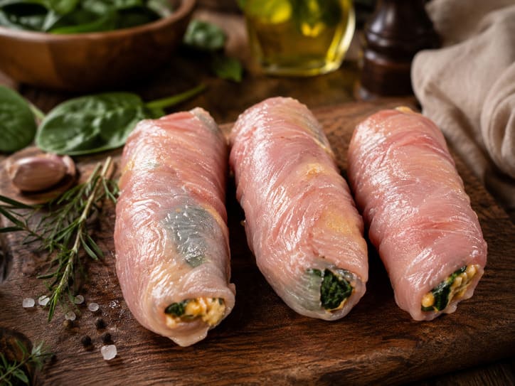 Rollè di tacchino farcito e arrotolato prima della cottura