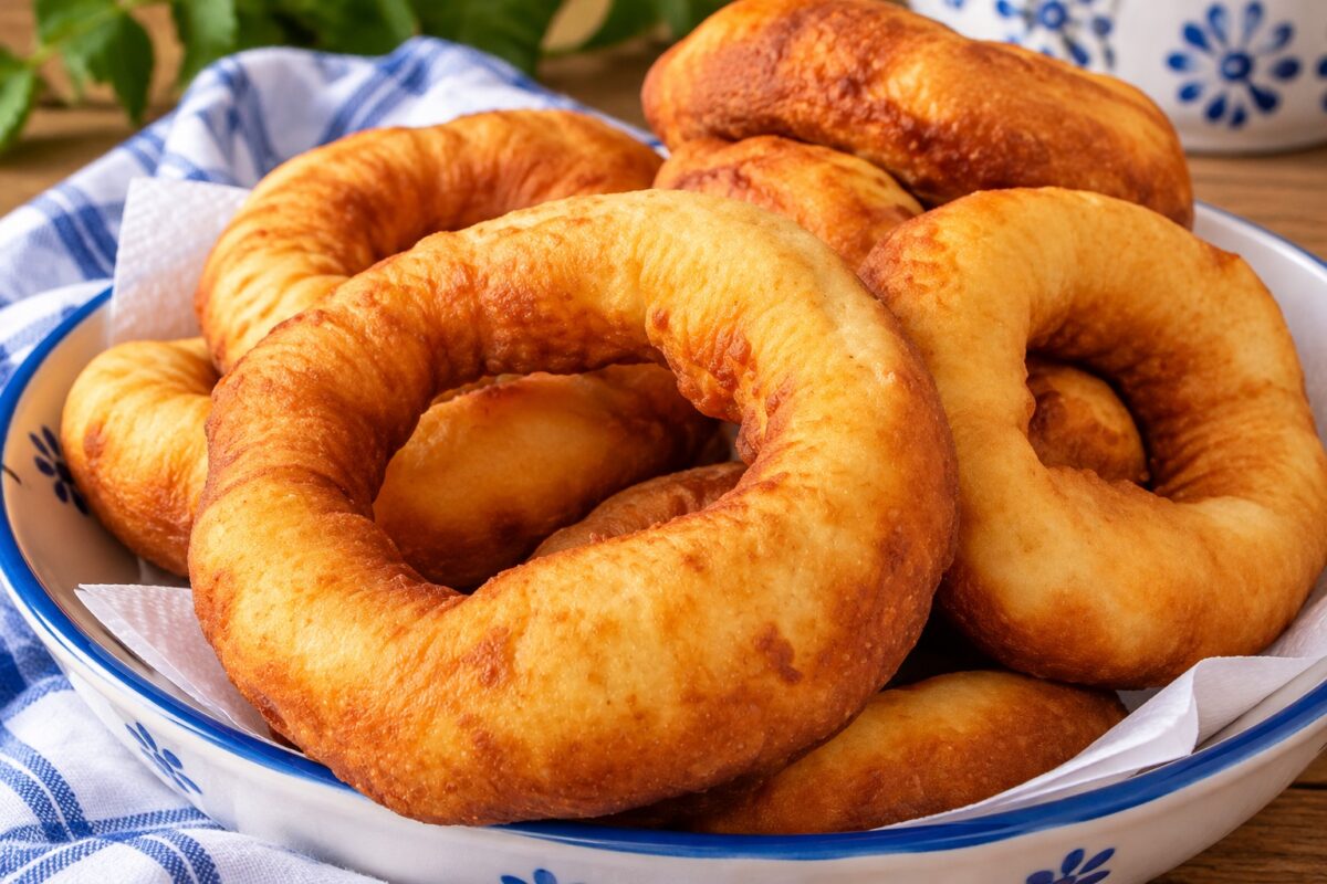 Cuddrurieddr cosentini dorati e soffici, ciambelle fritte della tradizione natalizia calabrese