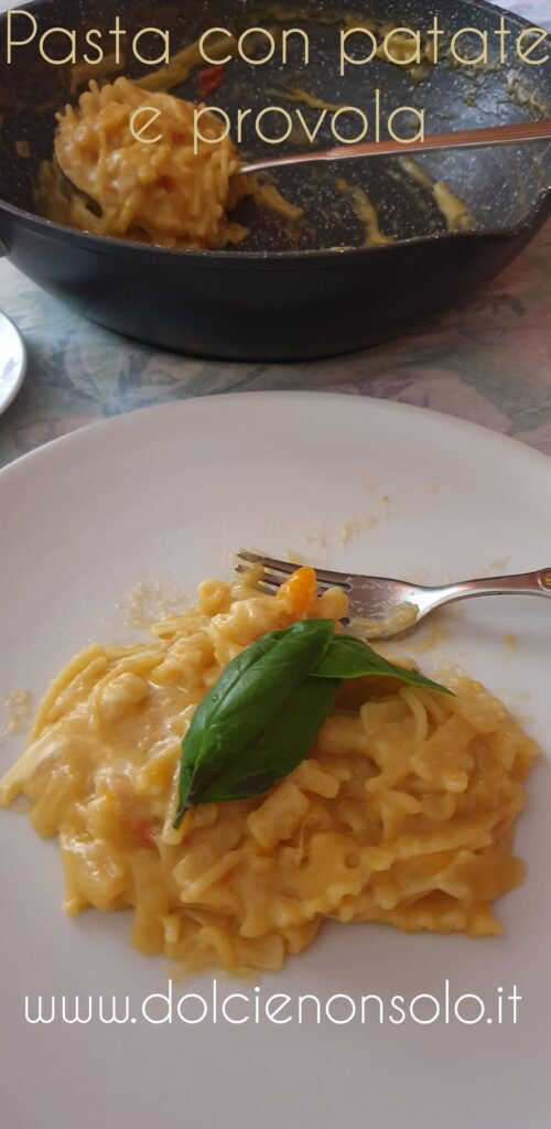 Pasta e patate con provola filante alla napoletana