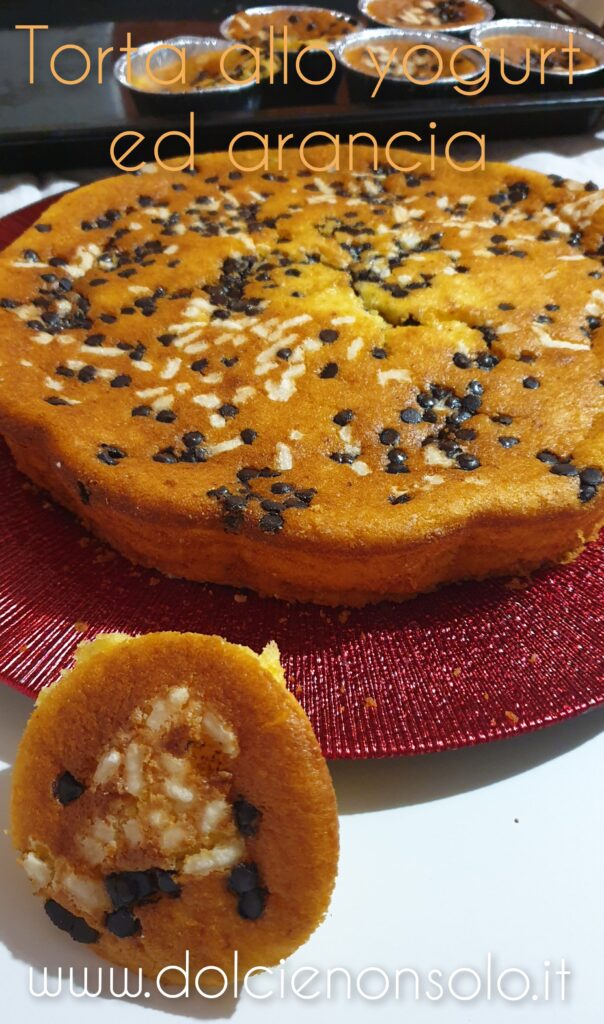 Torta di arance e yogurt soffice, pronta da servire