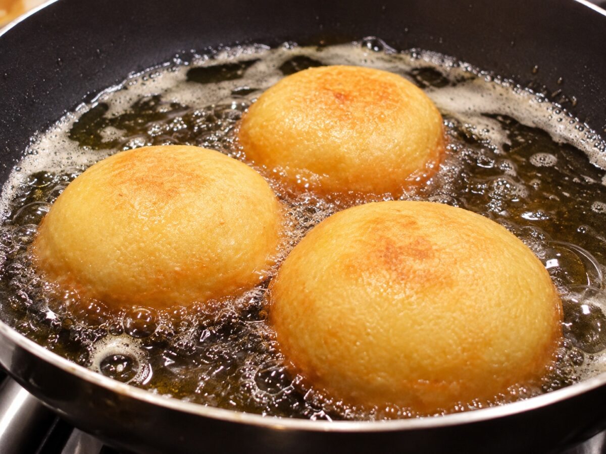 Formatura dei krapfen di patate con crema Dischi di impasto dei krapfen di patate con crema farciti