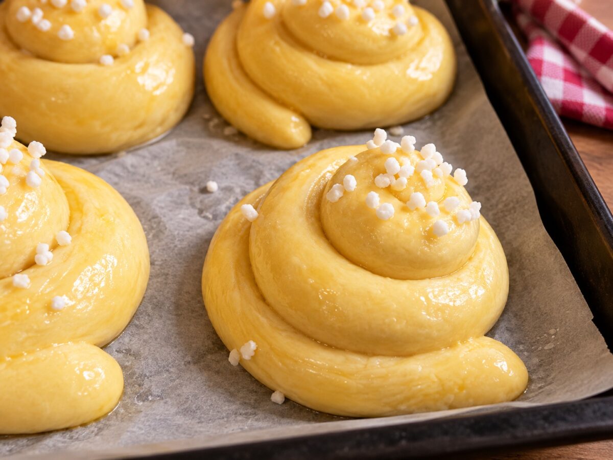 Brioche arrotolate durante la lievitazione