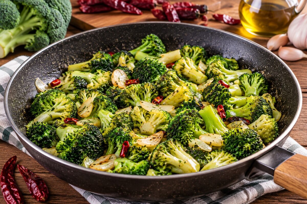 Bucatini con broccoli e mollica croccante