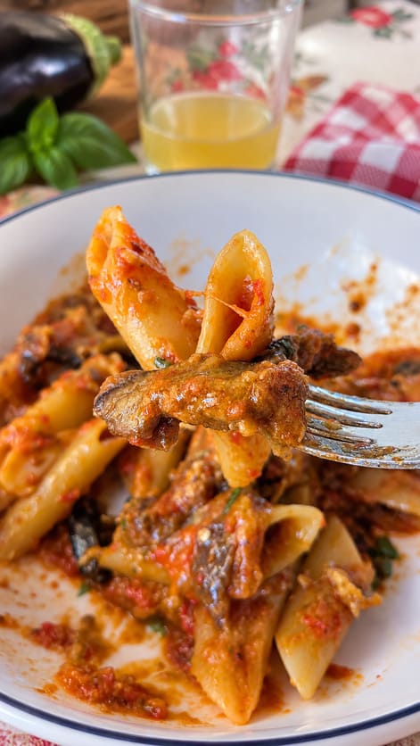 Pasta e melanzane filante con formaggio fuso e melanzane