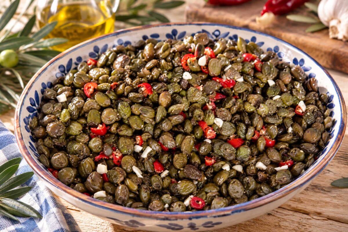 Olive denocciolate e condite con aglio, peperoncino e finocchietto selvatico