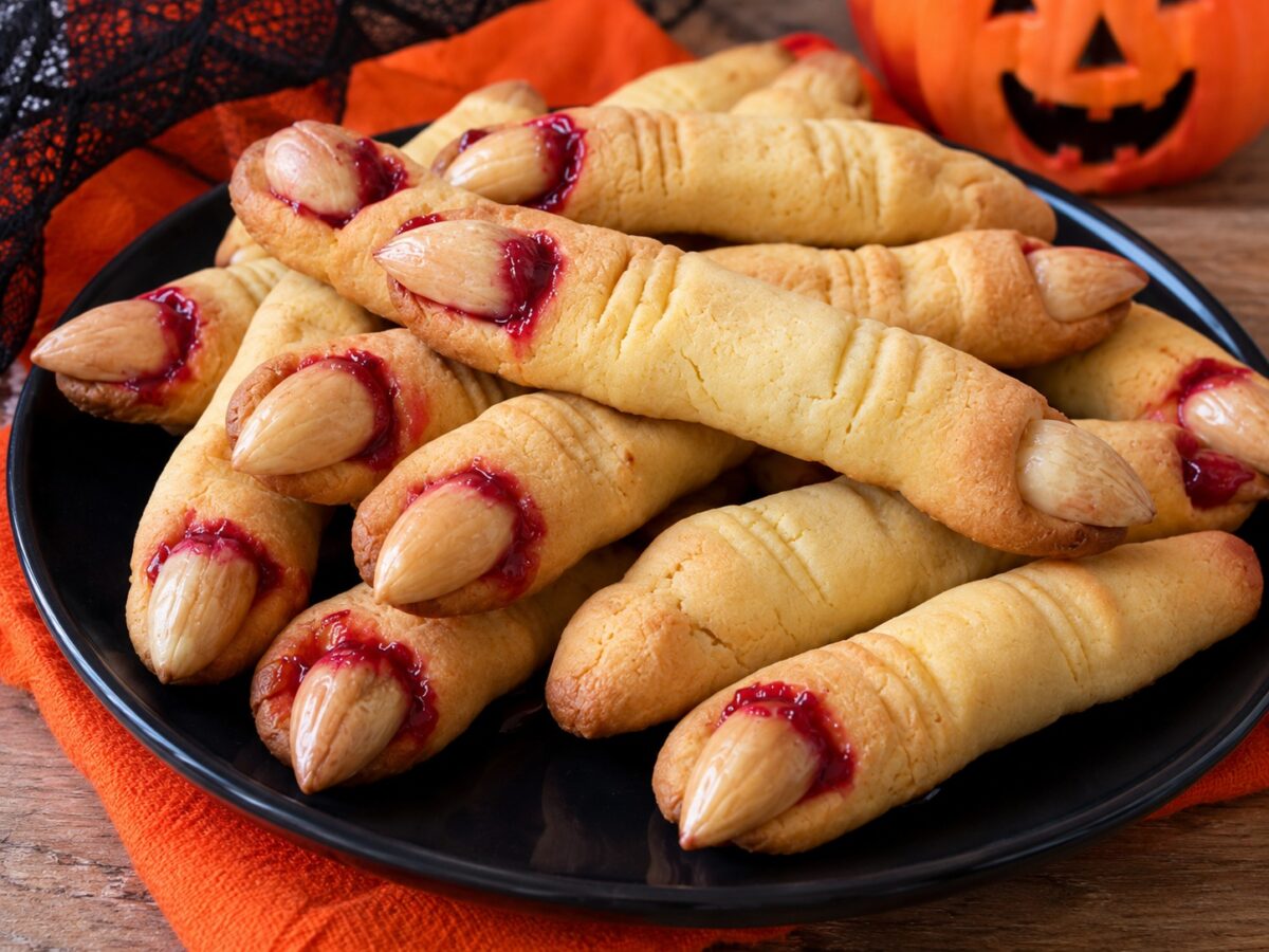 Dita della strega, biscotti di Halloween con mandorle e succo di amarene