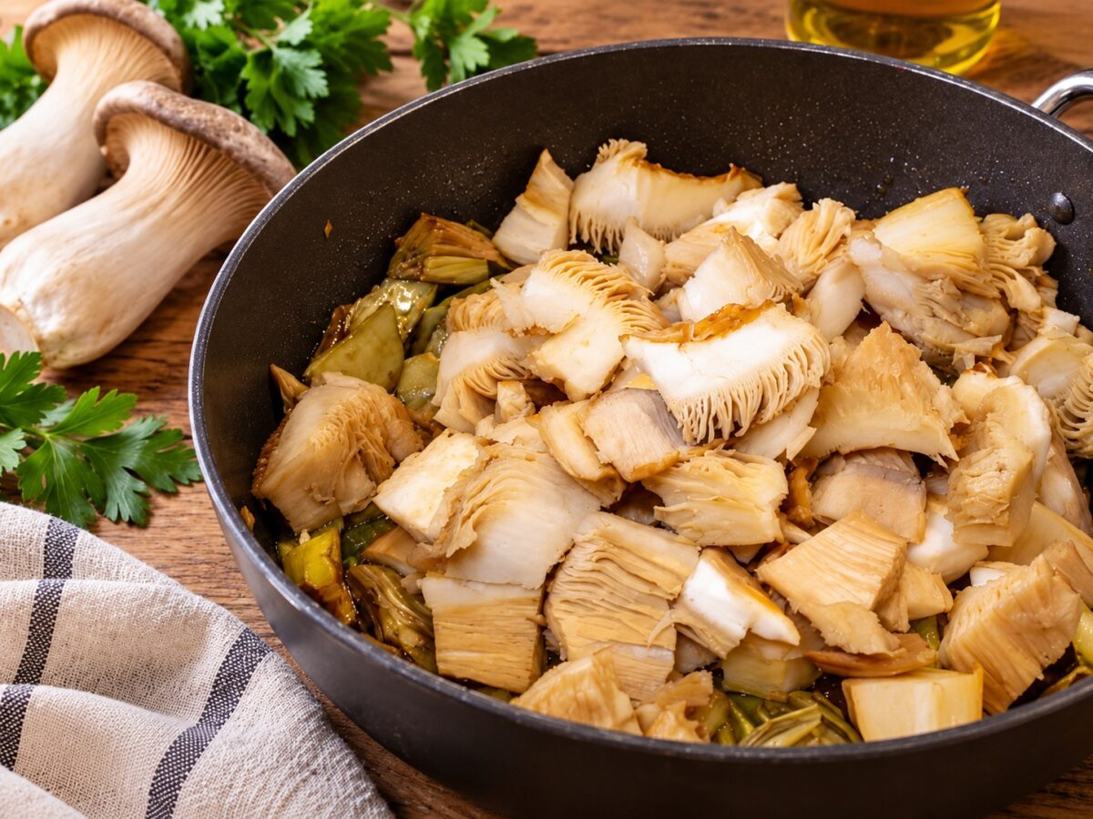 Funghi cardoncelli trifolati con aglio e prezzemolo in padella