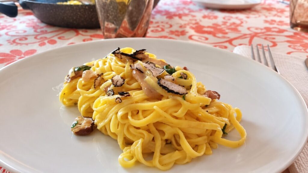 Tagliolini con funghi porcini e tartufo nero senza scritte