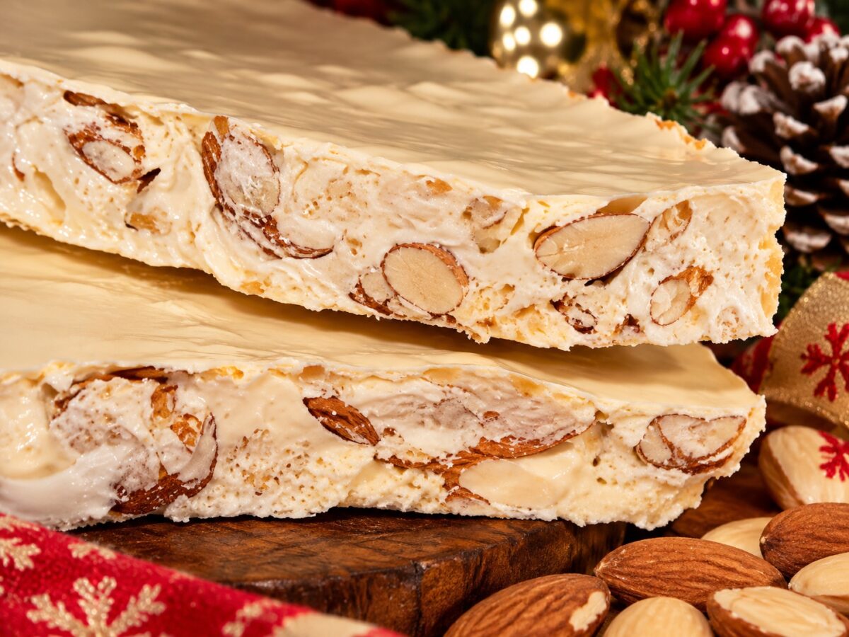 Dettaglio della consistenza morbida del torrone bianco con mandorle