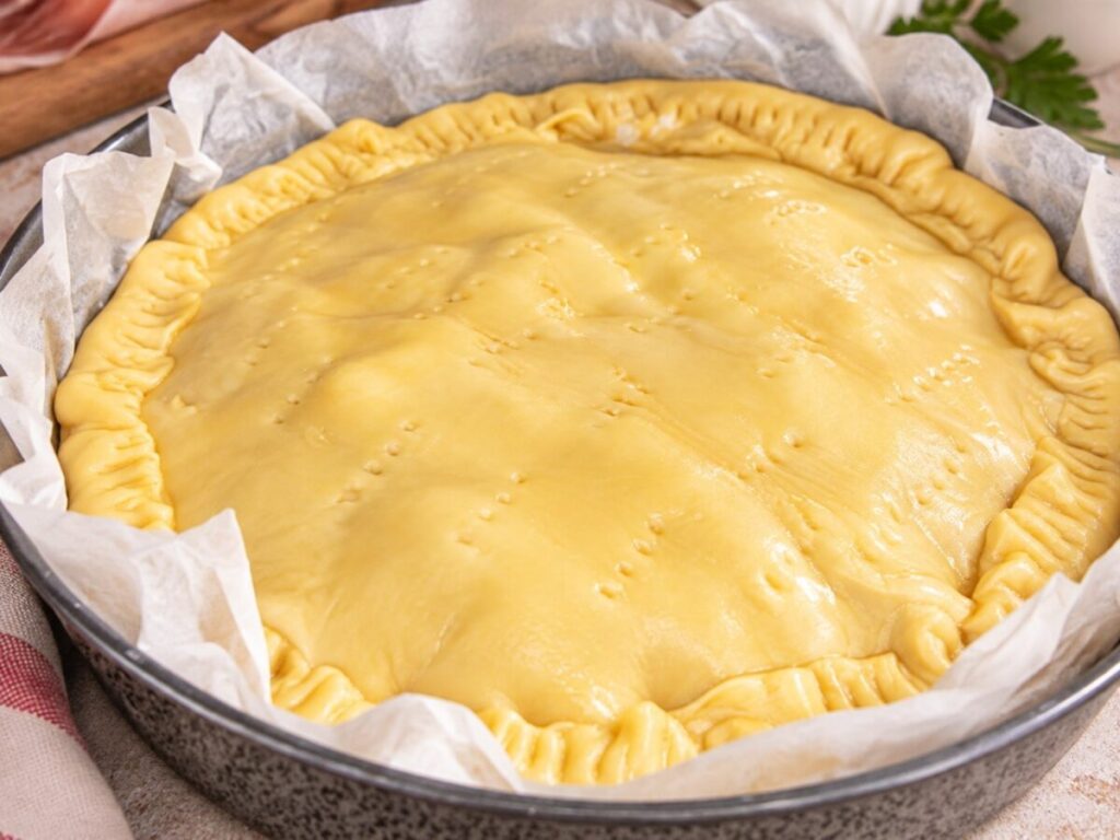 Torta rustica con pasta brisée chiusa e pronta per essere cotta in forno